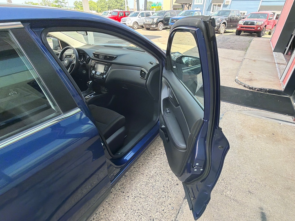 Photo 8 of this NISSAN ROGUE SPORT