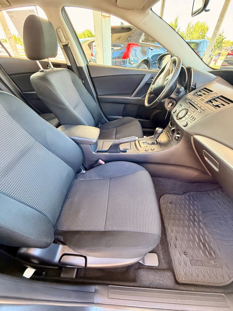 Photo 11 of this MAZDA 3