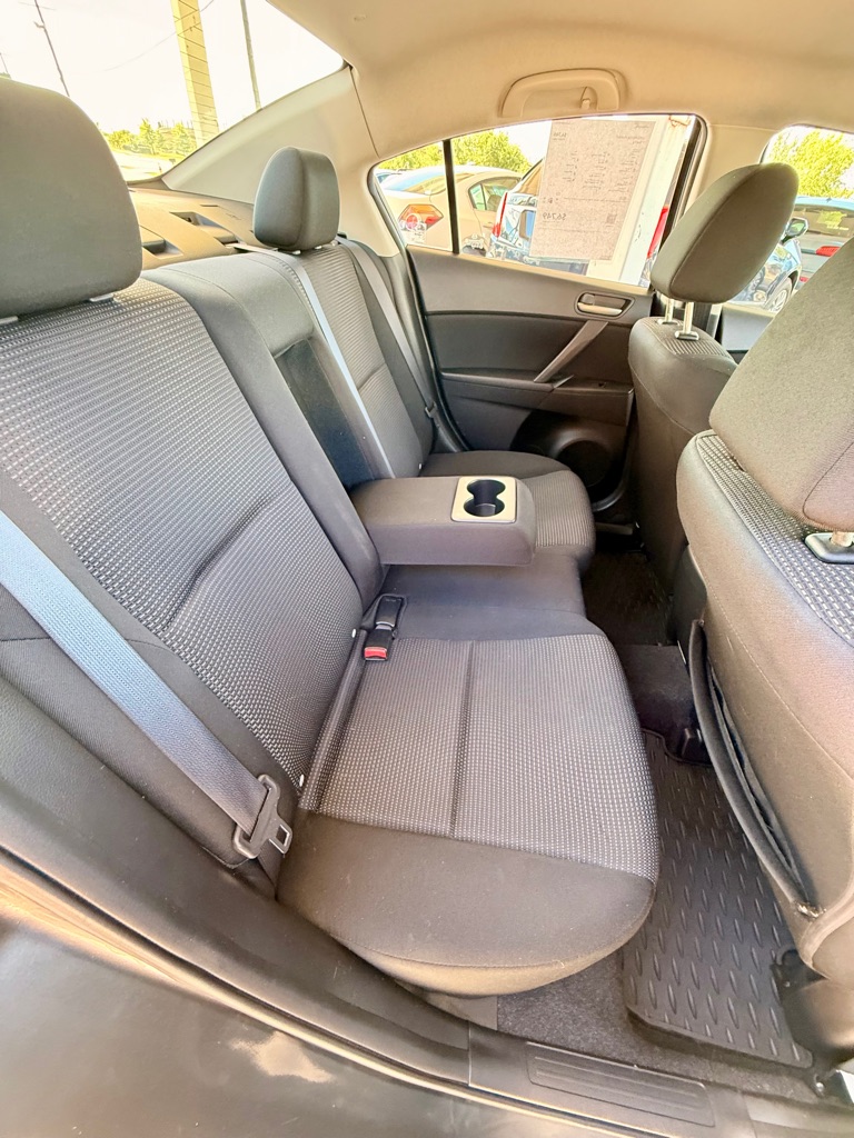 Photo 12 of this MAZDA 3