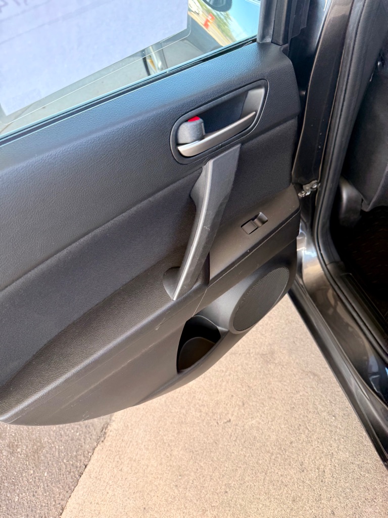 Photo 9 of this MAZDA 3