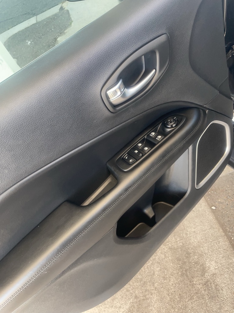 Photo 17 of this JEEP COMPASS