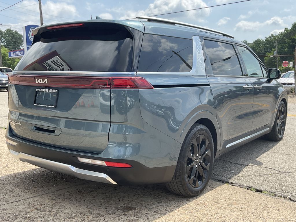 Photo 3 of this KIA CARNIVAL