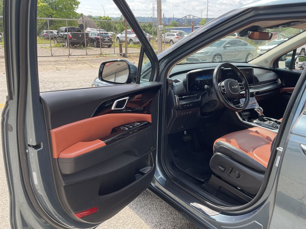 Photo 13 of this KIA CARNIVAL