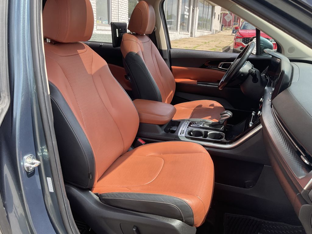 Photo 16 of this KIA CARNIVAL