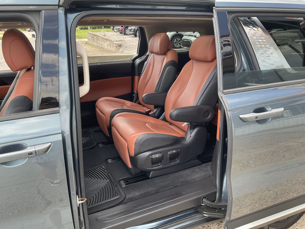 Photo 17 of this KIA CARNIVAL