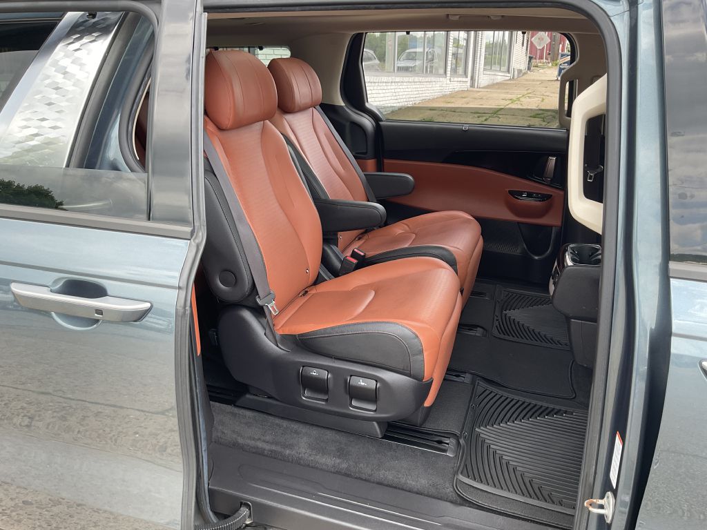 Photo 18 of this KIA CARNIVAL