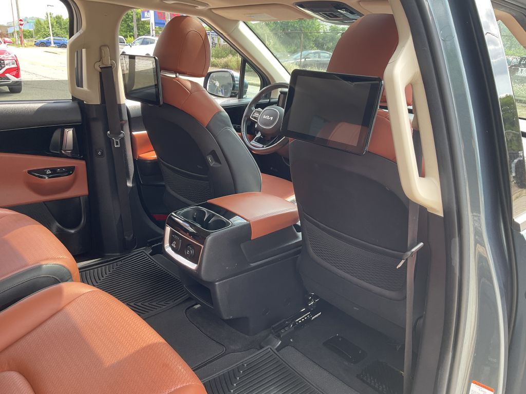Photo 19 of this KIA CARNIVAL
