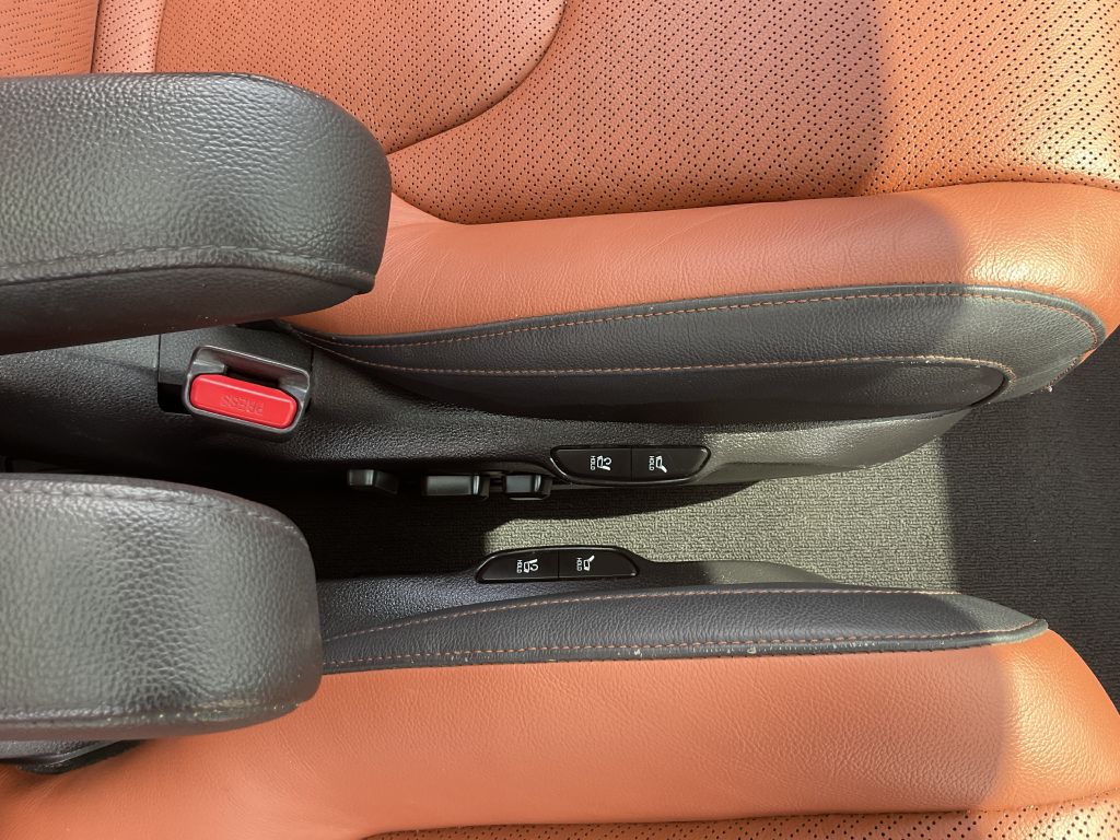 Photo 20 of this KIA CARNIVAL