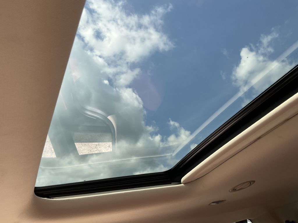 Photo 23 of this KIA CARNIVAL