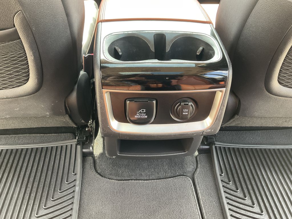 Photo 25 of this KIA CARNIVAL