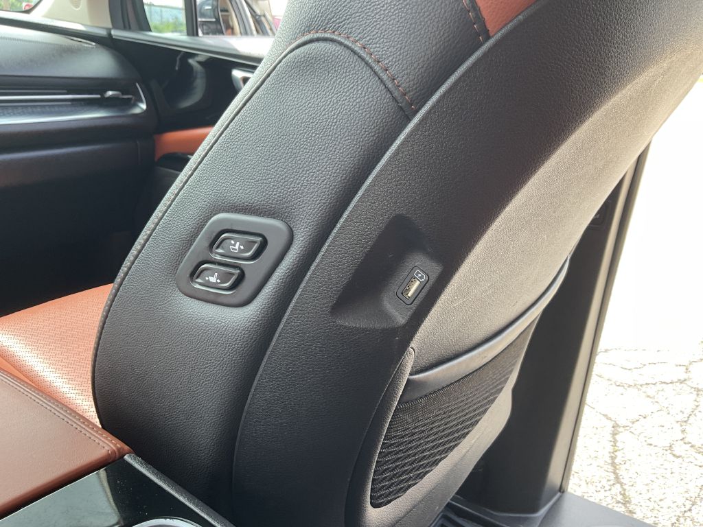 Photo 26 of this KIA CARNIVAL