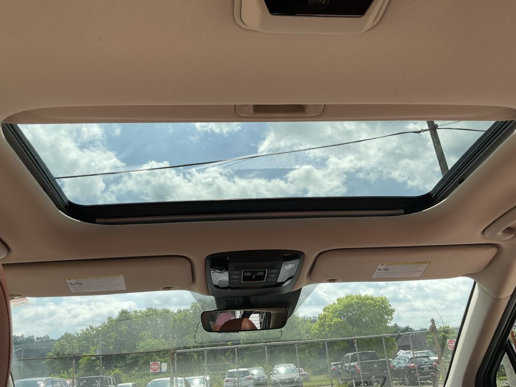 Photo 27 of this KIA CARNIVAL