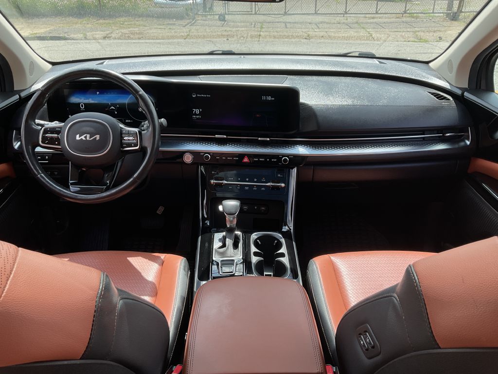 Photo 28 of this KIA CARNIVAL