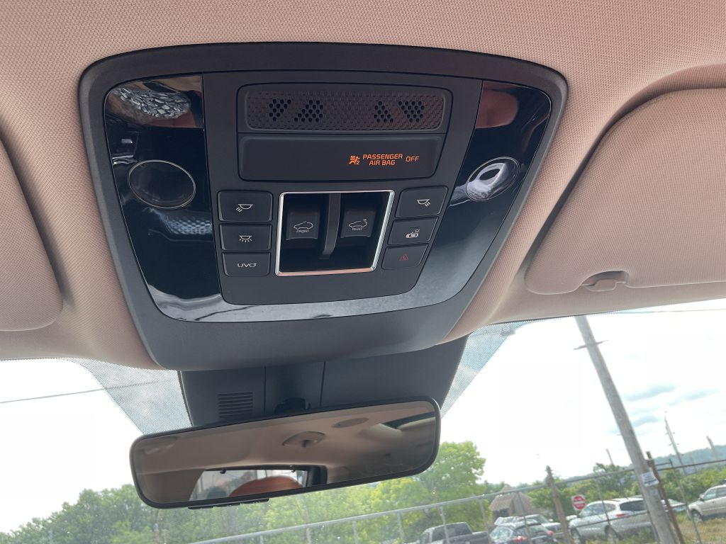 Photo 30 of this KIA CARNIVAL