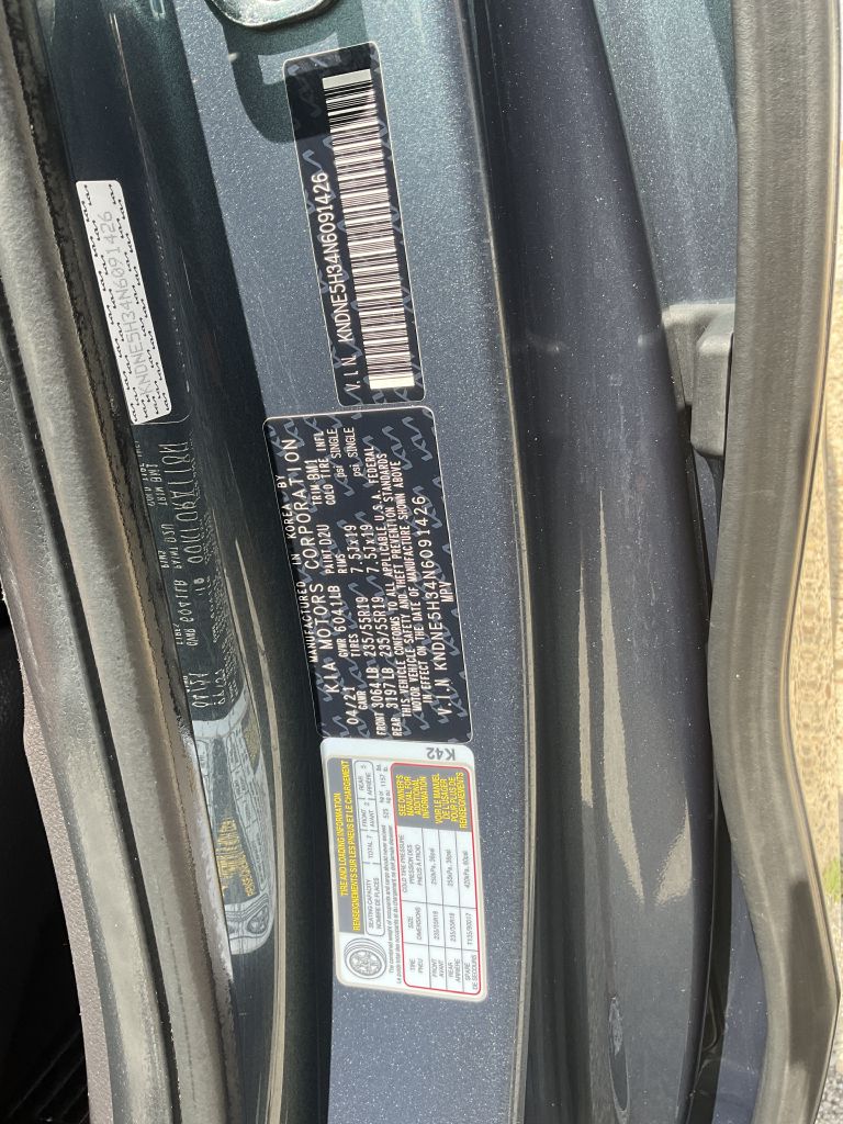 Photo 36 of this KIA CARNIVAL