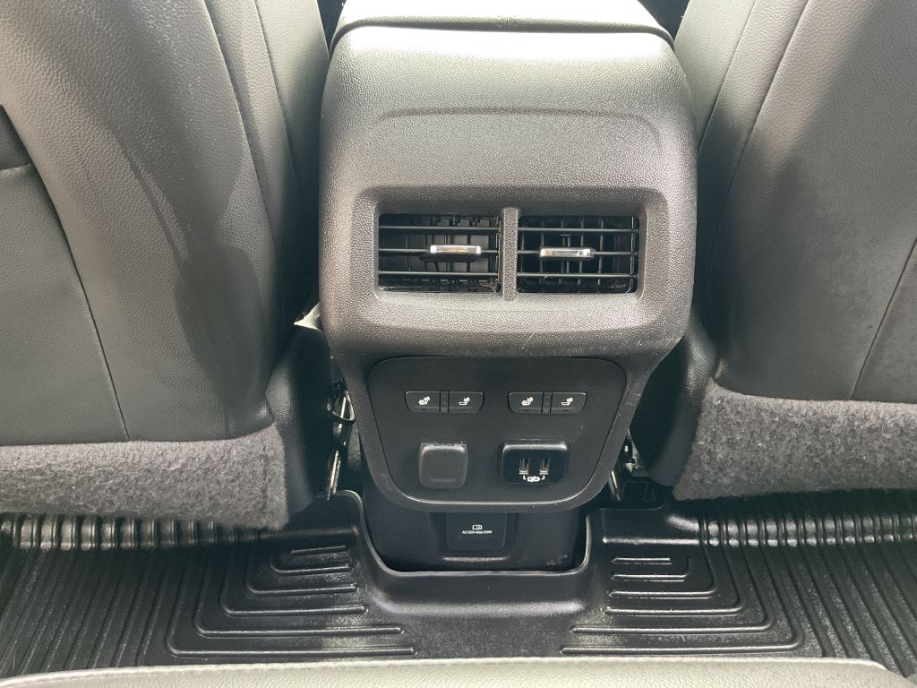 Photo 21 of this CHEVROLET EQUINOX