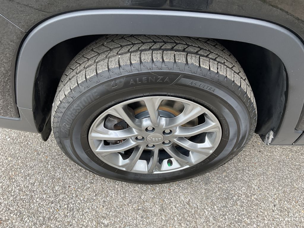 Photo 9 of this JEEP CHEROKEE