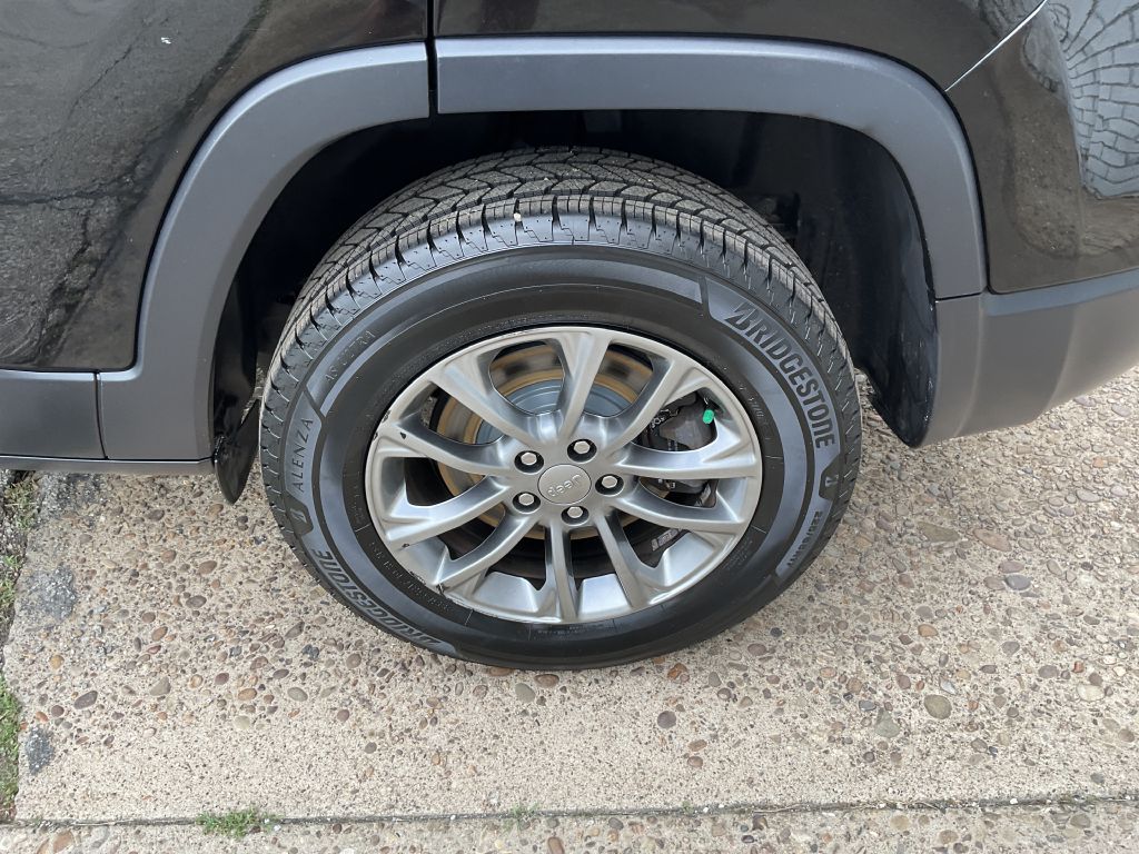 Photo 10 of this JEEP CHEROKEE