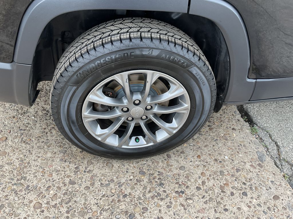 Photo 12 of this JEEP CHEROKEE