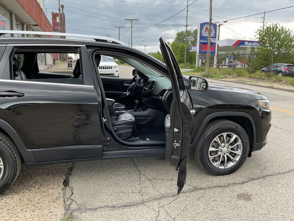 Photo 16 of this JEEP CHEROKEE