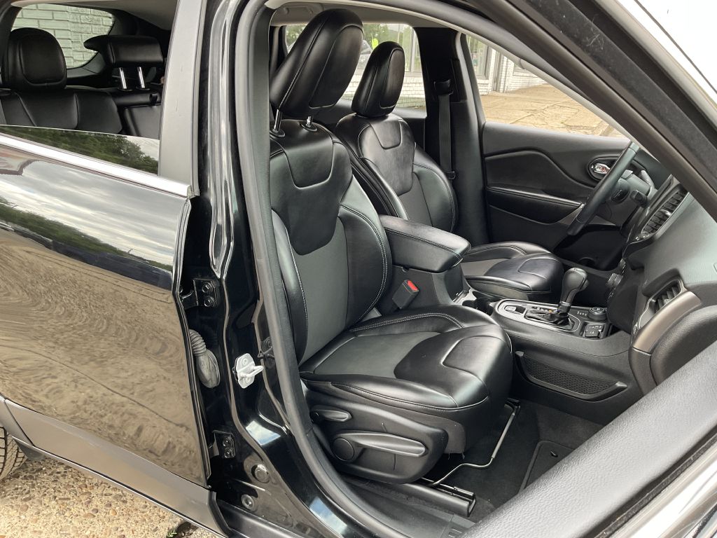 Photo 17 of this JEEP CHEROKEE