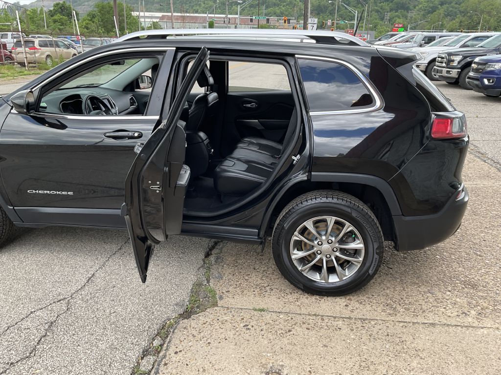 Photo 19 of this JEEP CHEROKEE