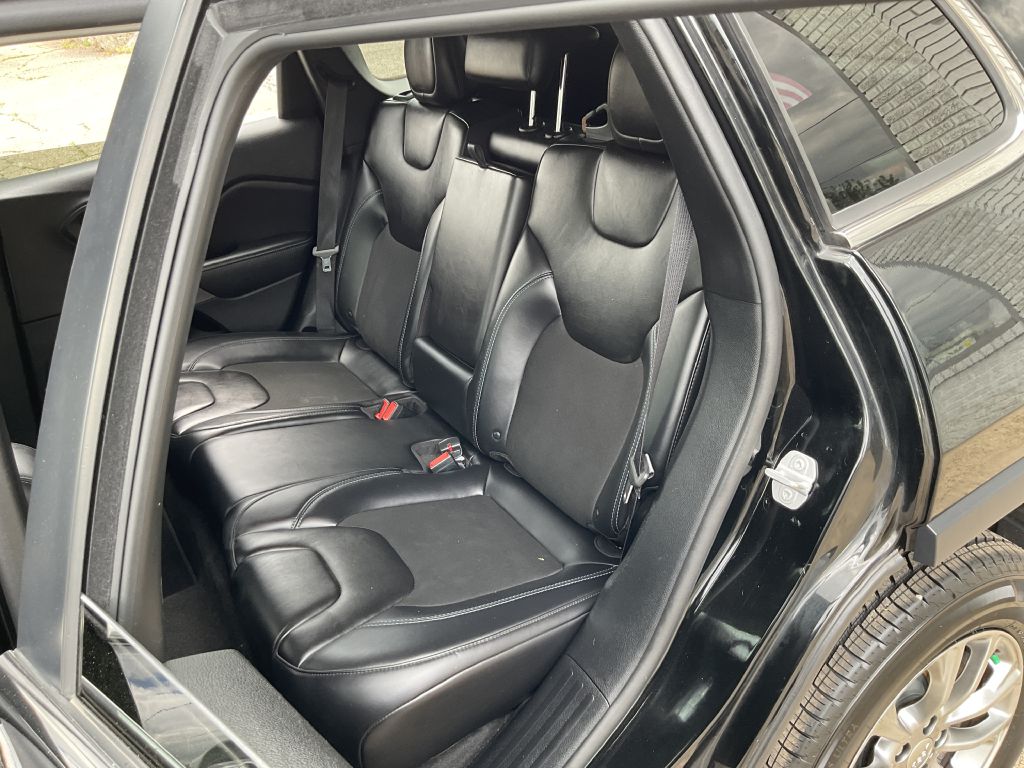 Photo 20 of this JEEP CHEROKEE