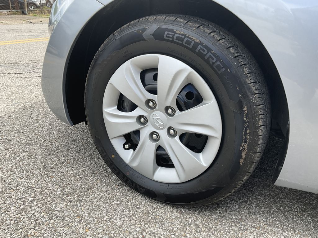 Photo 9 of this HYUNDAI ELANTRA