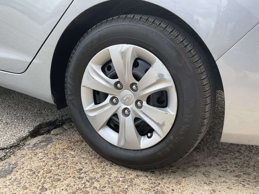 Photo 10 of this HYUNDAI ELANTRA