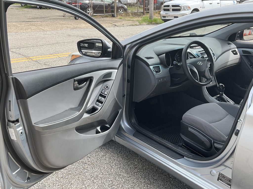 Photo 13 of this HYUNDAI ELANTRA