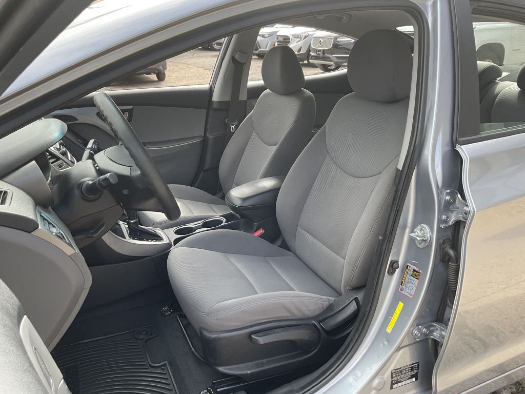 Photo 14 of this HYUNDAI ELANTRA