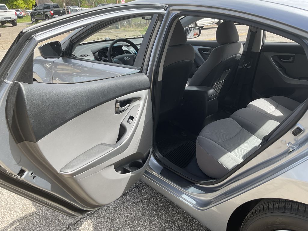 Photo 17 of this HYUNDAI ELANTRA