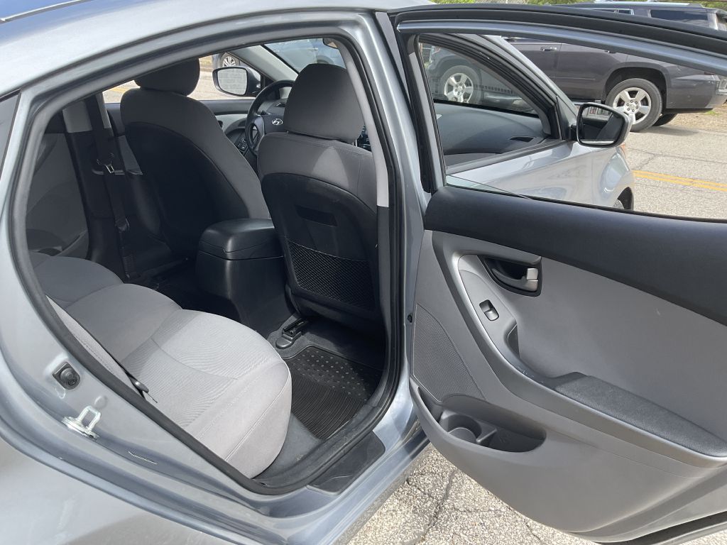 Photo 19 of this HYUNDAI ELANTRA
