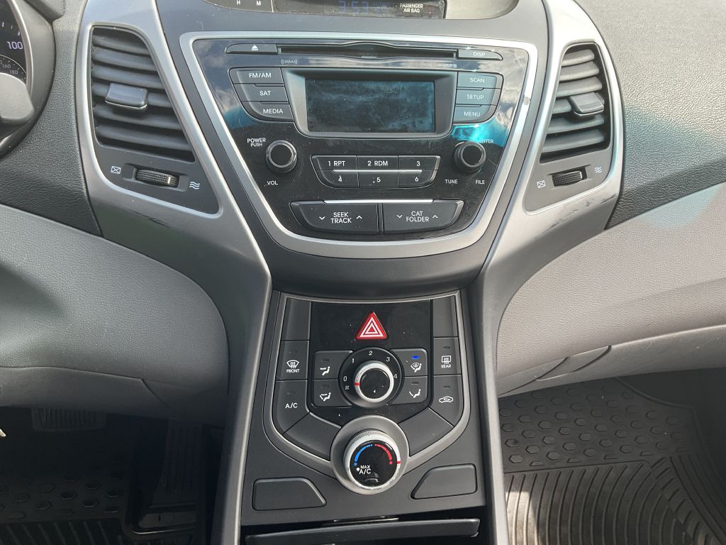 Photo 23 of this HYUNDAI ELANTRA