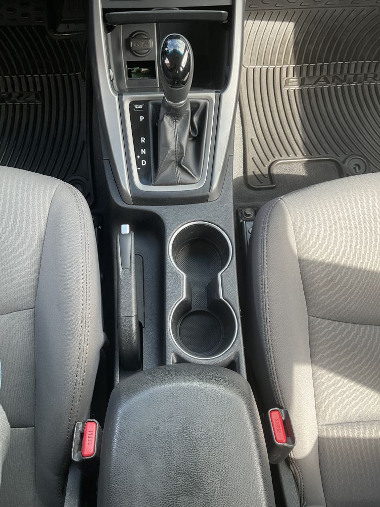 Photo 24 of this HYUNDAI ELANTRA