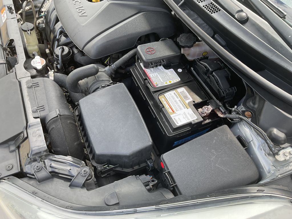 Photo 28 of this HYUNDAI ELANTRA