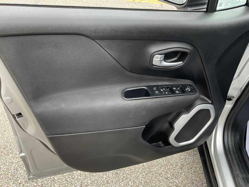 Photo 29 of this JEEP RENEGADE