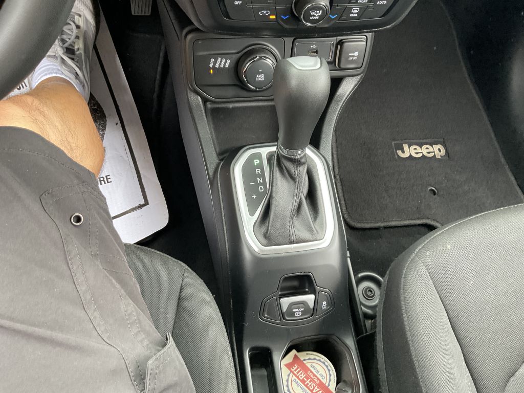 Photo 30 of this JEEP RENEGADE