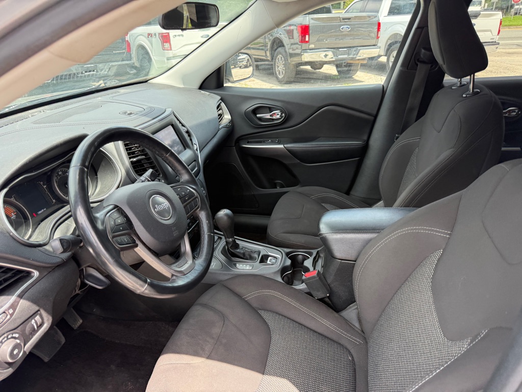 Photo 9 of this JEEP CHEROKEE