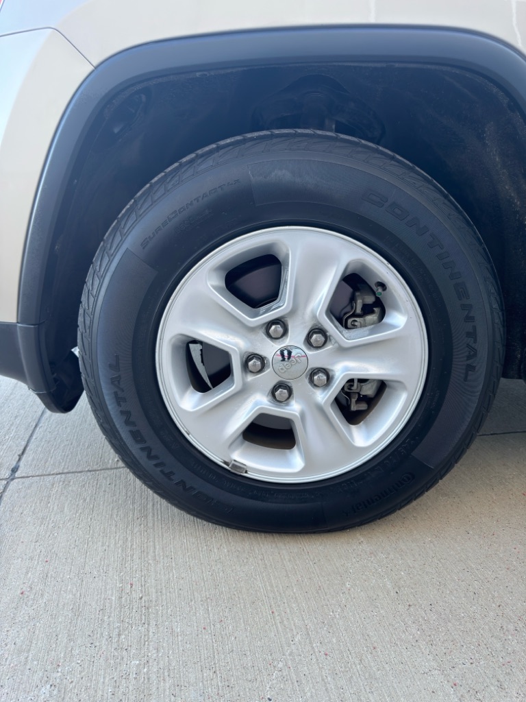Photo 14 of this JEEP GRAND CHEROKEE