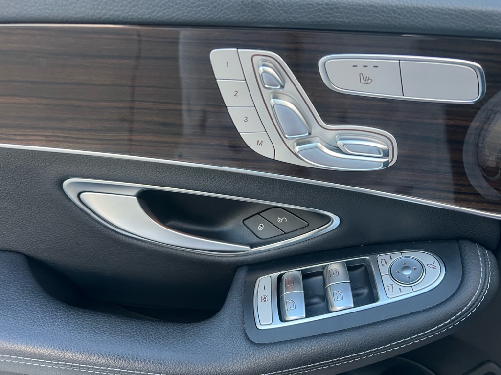 Photo 18 of this MERCEDES-BENZ C-CLASS