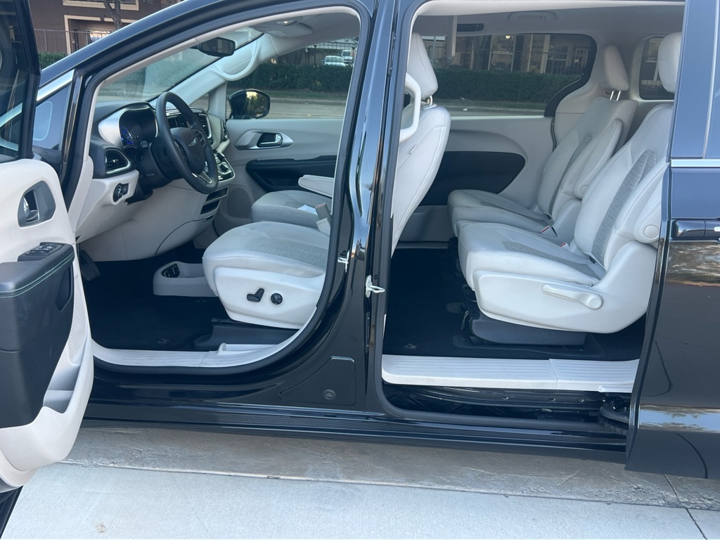 Photo 11 of this CHRYSLER PACIFICA