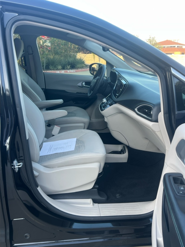 Photo 12 of this CHRYSLER PACIFICA