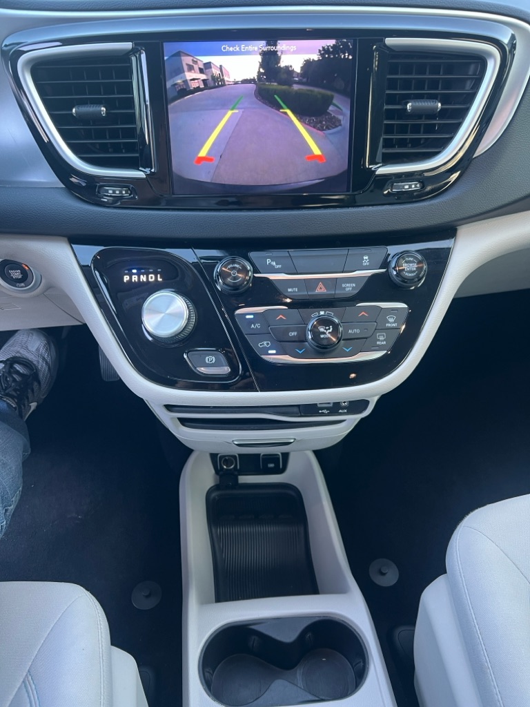 Photo 18 of this CHRYSLER PACIFICA