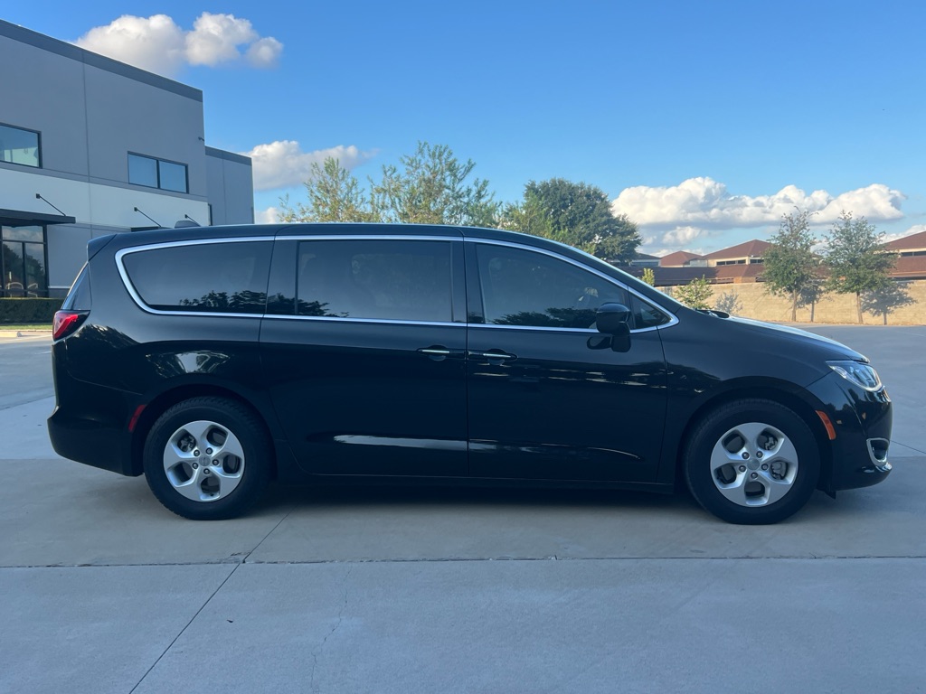 Photo 4 of this CHRYSLER PACIFICA