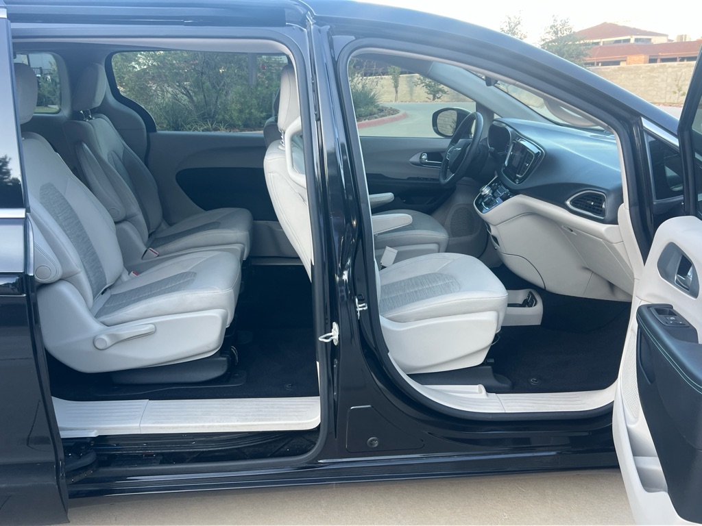 Photo 14 of this CHRYSLER PACIFICA