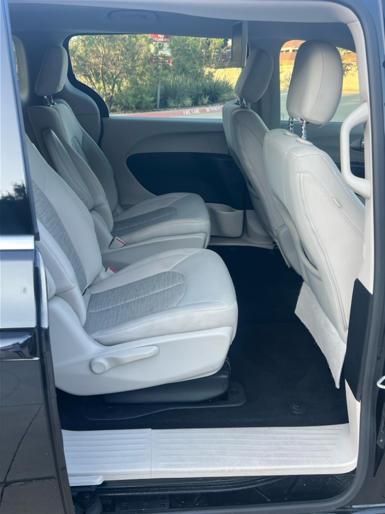 Photo 13 of this CHRYSLER PACIFICA