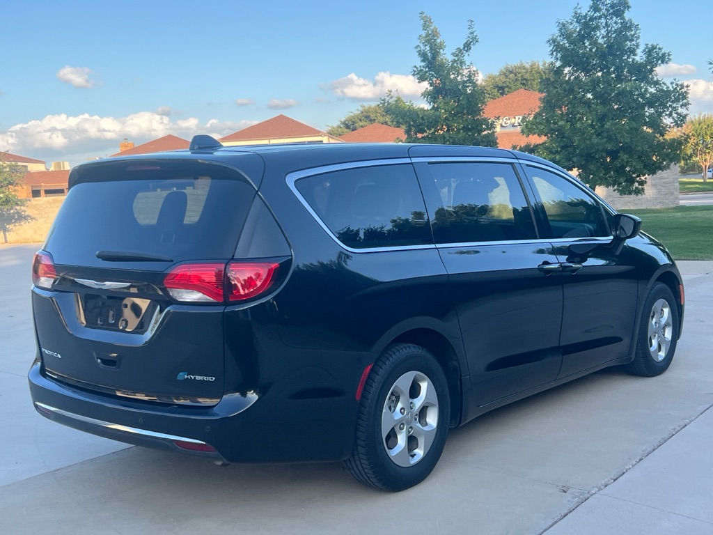 Photo 5 of this CHRYSLER PACIFICA