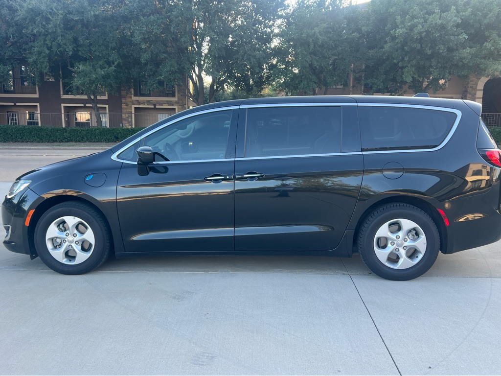 Photo 8 of this CHRYSLER PACIFICA