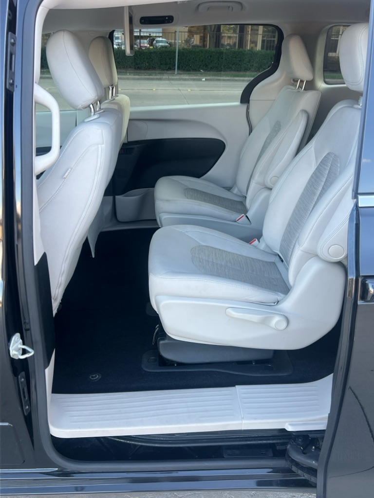 Photo 10 of this CHRYSLER PACIFICA